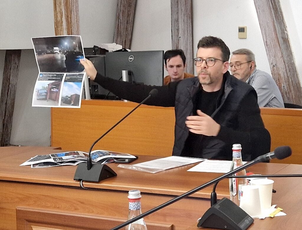 Lucian Albu în fața consilierilor locali. Sursa foto: turnulsfatului.ro