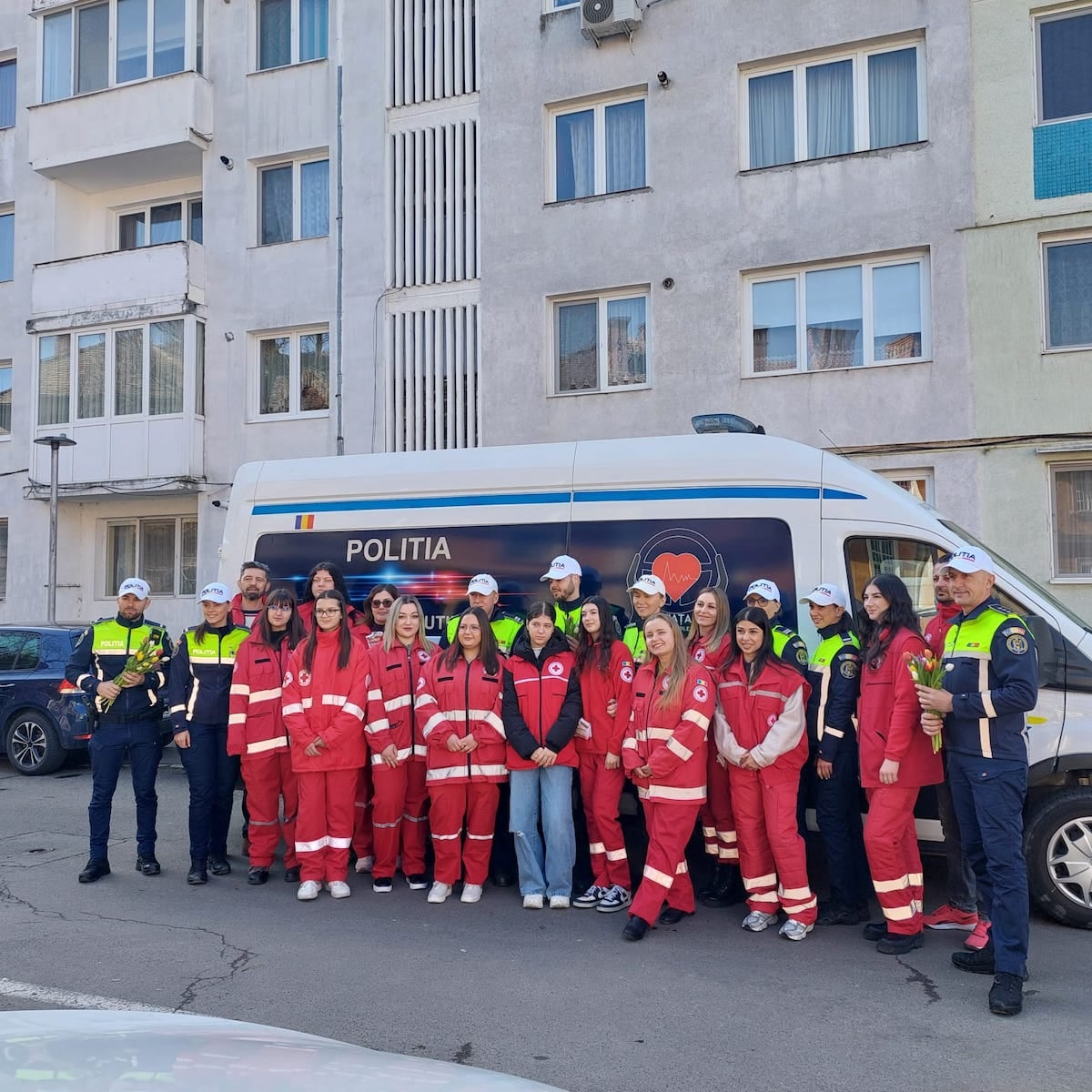 De 1 Martie, polițiștii sibieni au oferit flori și mărțișoare șoferițelor