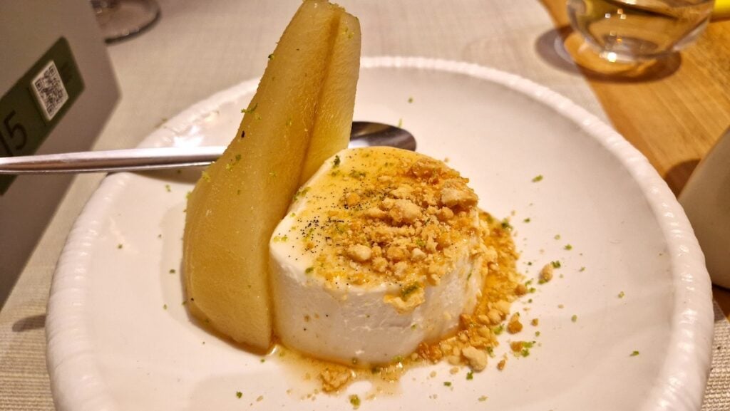 Panna cotta cu pară infuzată în citrice, la Cucina di Paolo. Sursa foto: turnulsfatului.ro