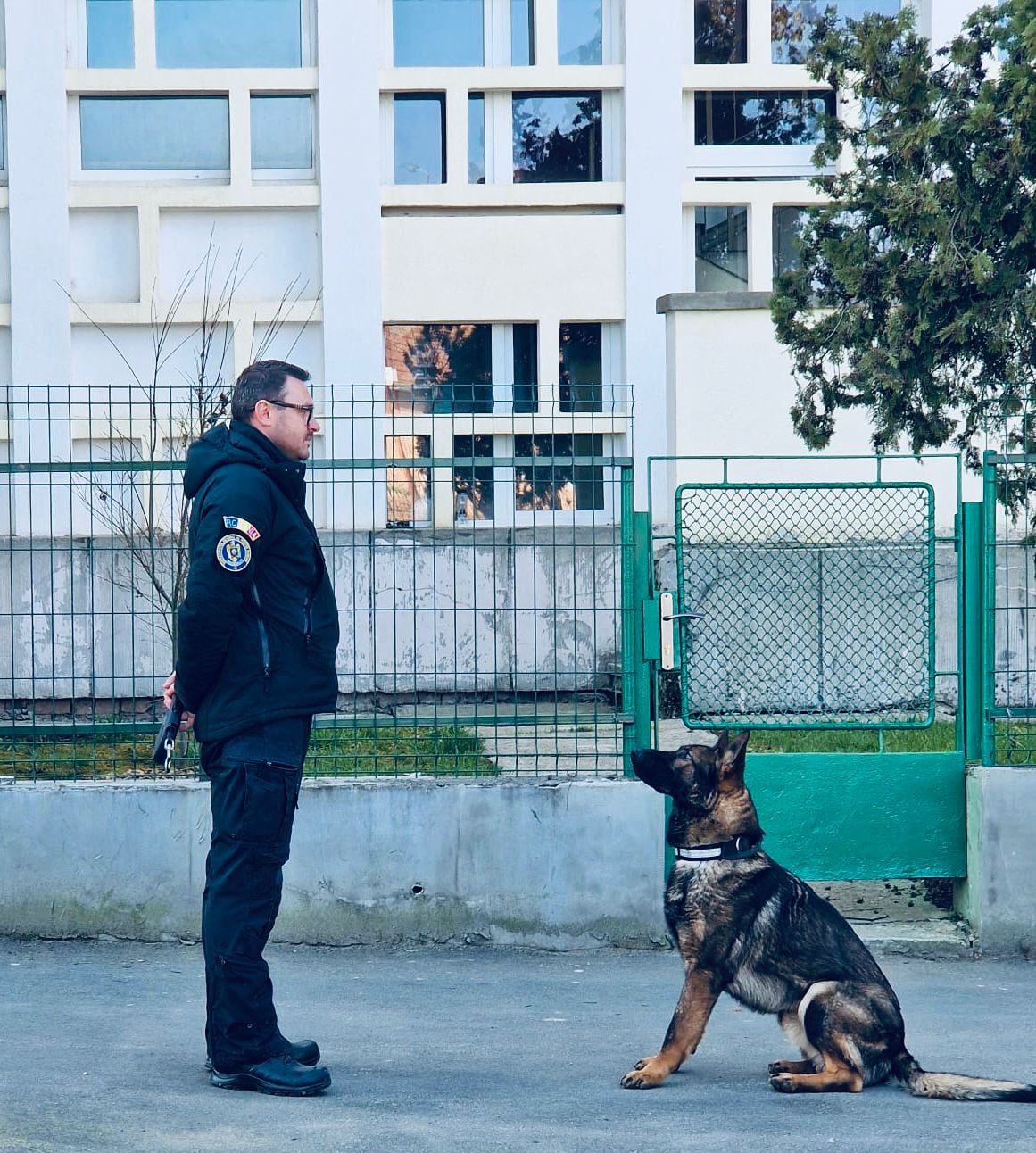 Controale ale polițiștilor în zona școlilor din Cisnădie, pentru prevenirea vânzării de țigări, alcool și energizante către minori