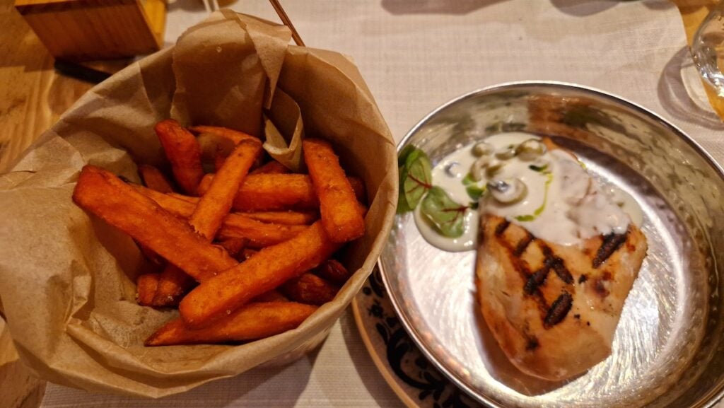 Pui sicilian cu cartofi dulci, la Cucina di Paolo. Sursa foto: turnulsfatului.ro