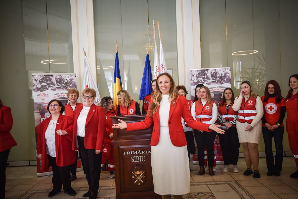FOTO Crucea Roșie Sibiu a lansat serviciul privat de ambulanță. Prețuri între 200 și 900 de lei pentru transportul în interiorul orașului, gratuit pentru cazurile sociale