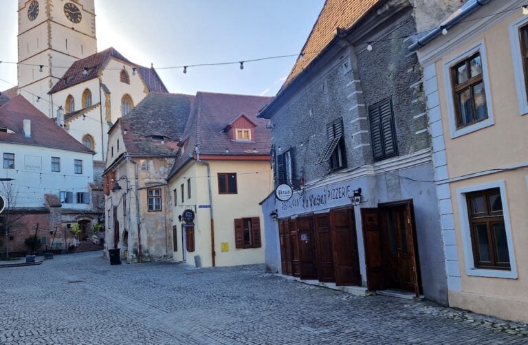 strada turismului dimineata restaurant pasaj cer senin