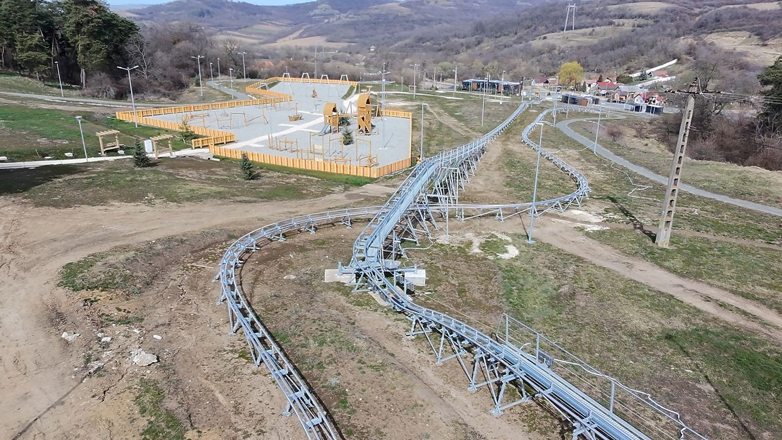 Gușterland este finalizat în proporție de 90%, dar așteaptă după noi lucrări la rețelele de înaltă tensiune din zonă. Foto: turnulsfatului.ro