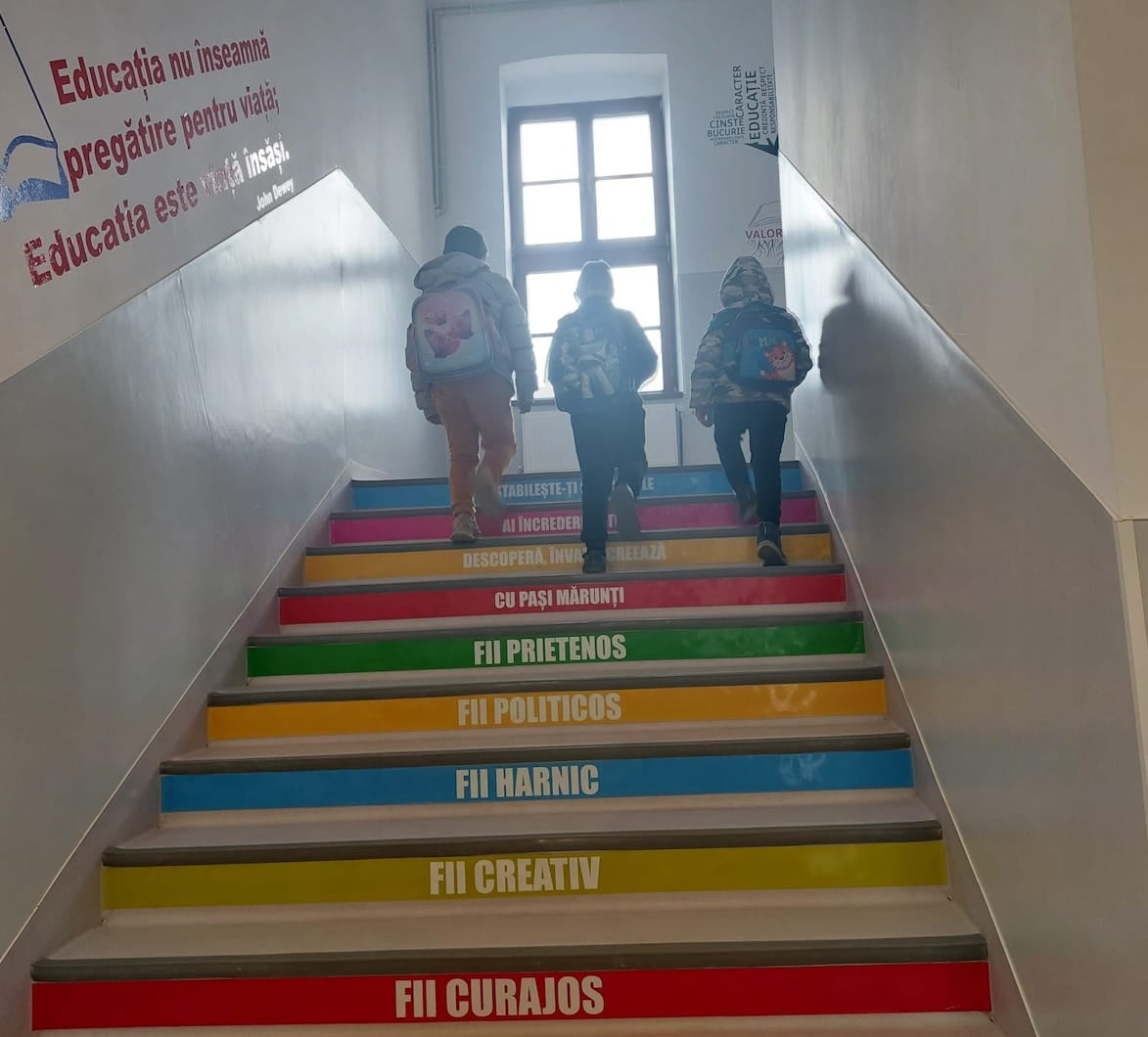 Fiecare școală ar urma să își aleagă propria uniformă. Foto: arhiva turnulsfatului.ro