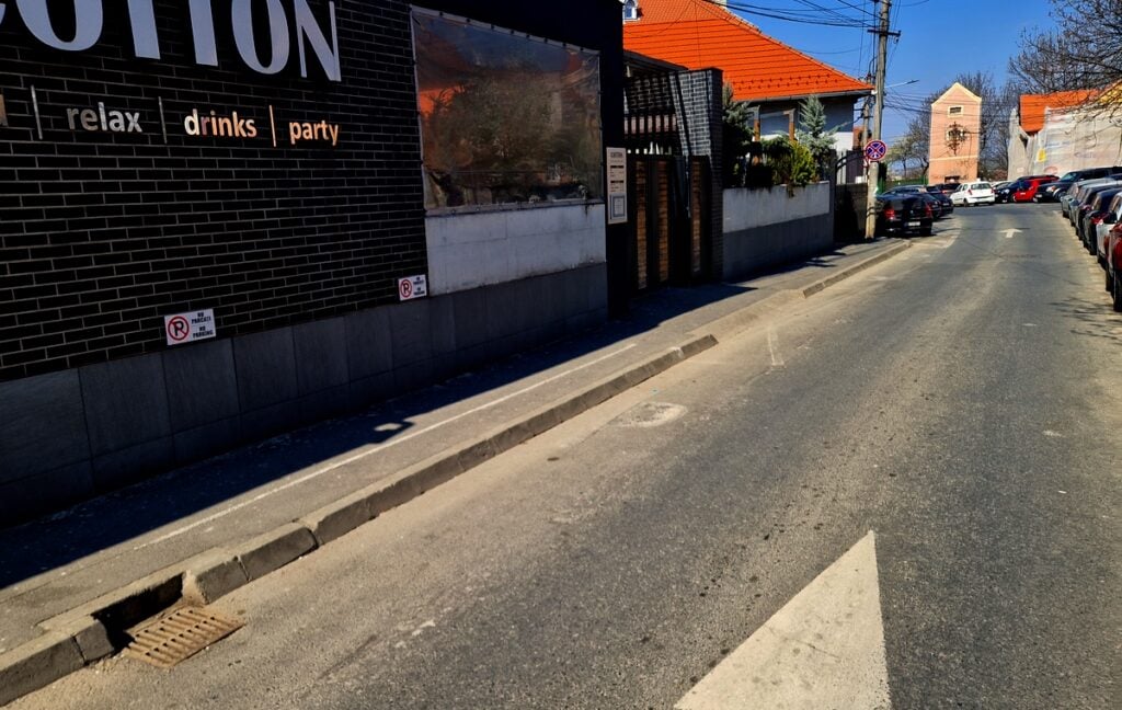 La un an de la situație, pe carosabil și trotuar încă se mai văd urme ale marcajelor efectuate pentru parcări. Sursa foto: turnulsfatului.ro