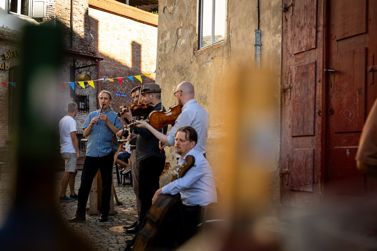„Am reușit să-i scoatem pe sibieni afară din casă”. Petrecerile care au dat viață Orașului de Jos revin și anul acesta. În plus, sibienii vor putea participa și la seri gastronomice tematice