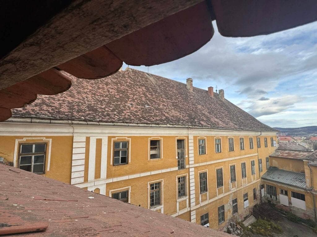 Este nevoie de țigle pentru fosta mănăstire a Ursulinelor/Foto: Ambulanța pentru Monumente/Facebook