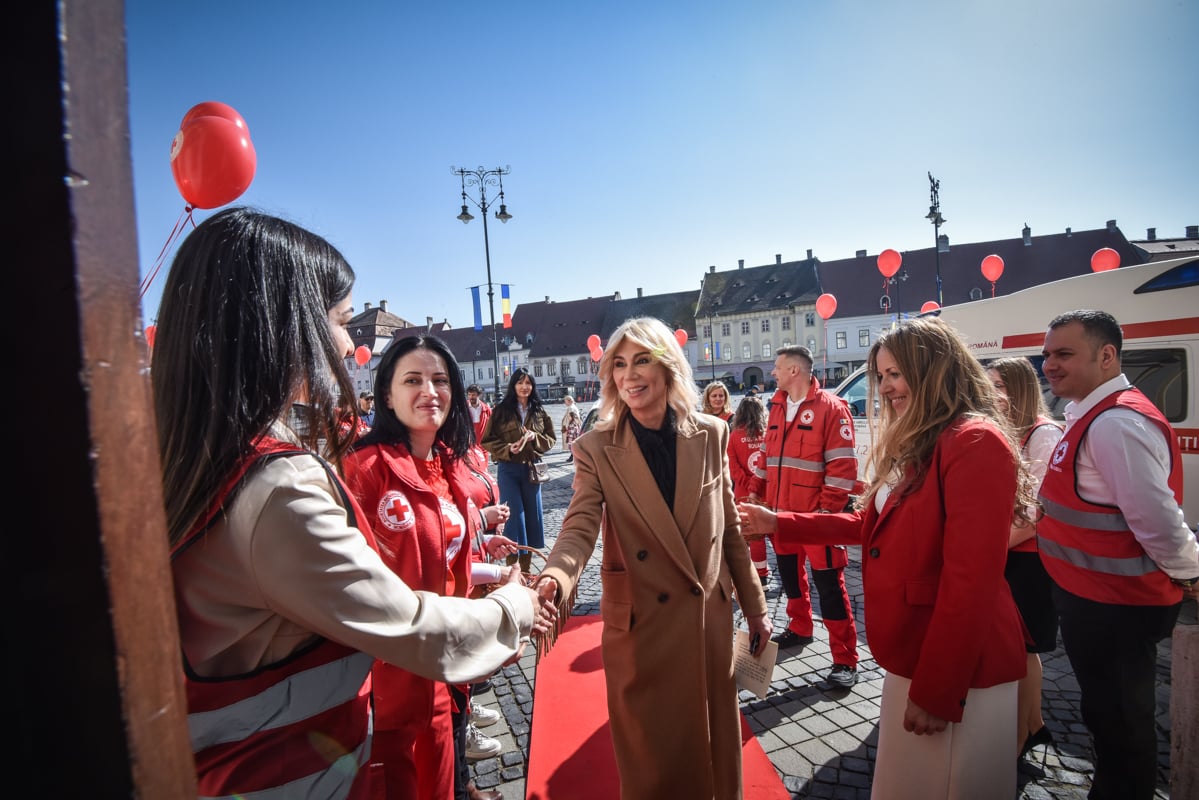 FOTO Crucea Roșie Sibiu a lansat serviciul privat de ambulanță. Prețuri între 200 și 900 de lei pentru transportul în interiorul orașului, gratuit pentru cazurile sociale