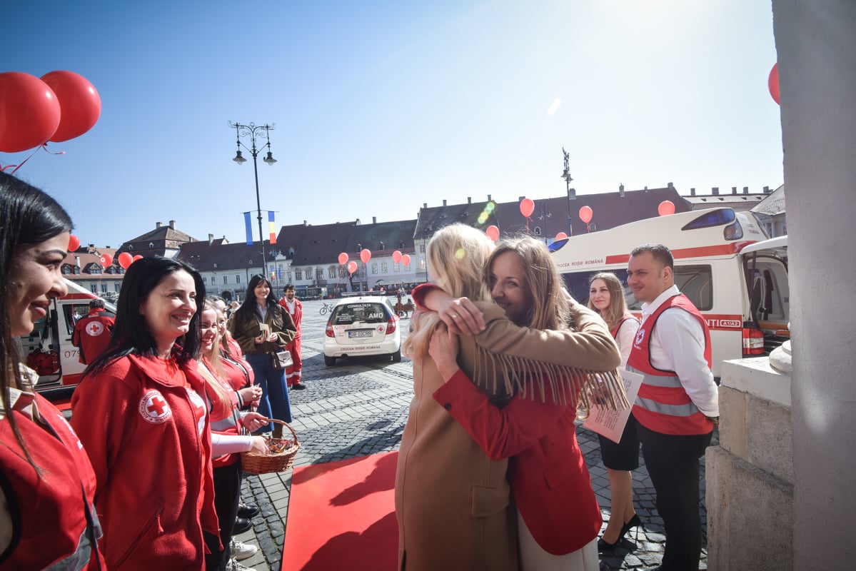 FOTO Crucea Roșie Sibiu a lansat serviciul privat de ambulanță. Prețuri între 200 și 900 de lei pentru transportul în interiorul orașului, gratuit pentru cazurile sociale