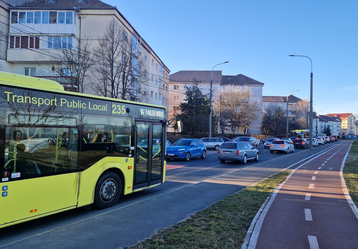 trafic aglomeratie sibiu maramuresului dimineata soare masini