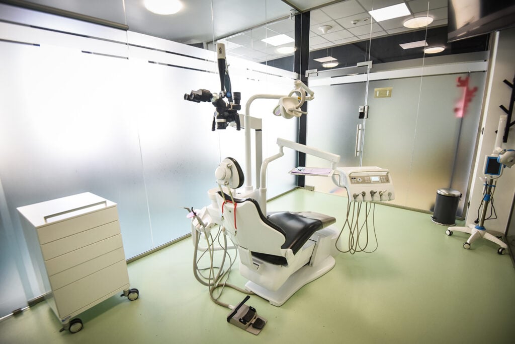 Concluzia specialiștilor de la 3D Smart Dent este că dinții permanenți nu trebuie să se miște niciodată. Foto: turnulsfatului.ro