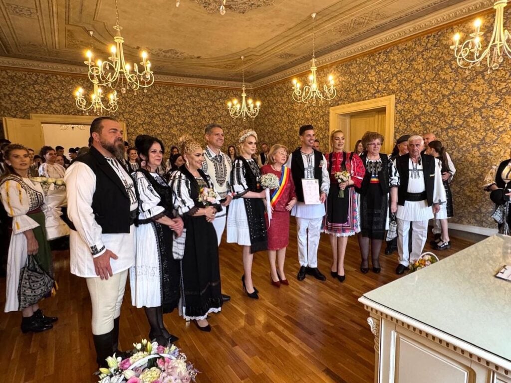 Căsătoria a fost oficializată de primarul municipiului, Astrid Fodor. Sursa foto: Silvia Macrea