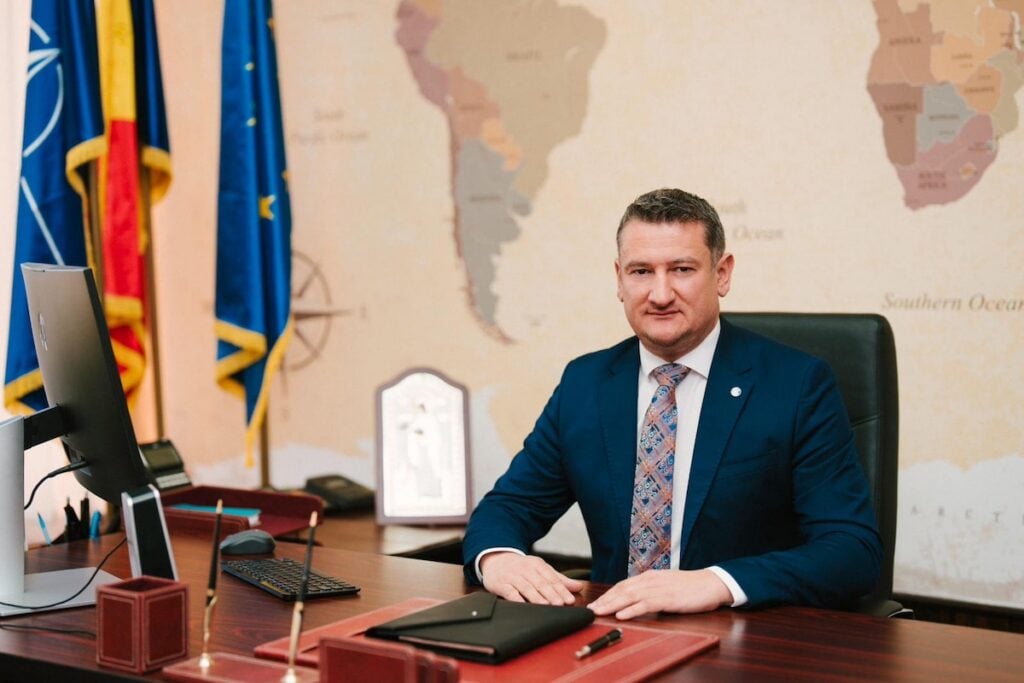 Laurențiu Blaga, la biroul său. Sursa foto: ANCPI