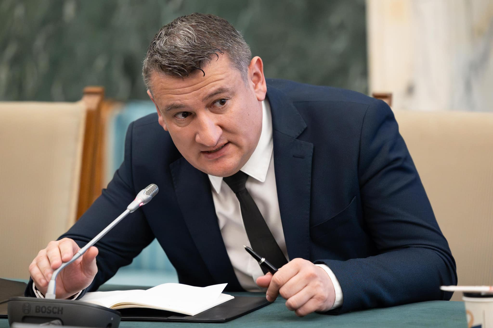 Laurențiu Blaga, președintele director general al ANCPI, a semnat un raport din control prin care propus spre sancționare este tocmai subordontul său care a sesizat nereguli la Sibiu. Sursa foto: Facebook / Laurențiu Blaga