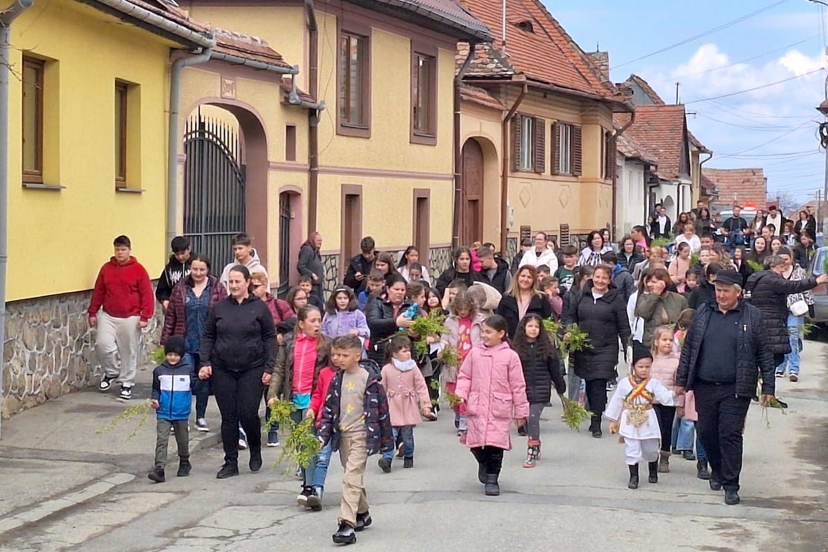 Copiii din Rășinari duc mai departe o tradiție veche. Și bătrânii satului și-o amintesc. „Viftania”, procesiunea din Sâmbăta Floriilor