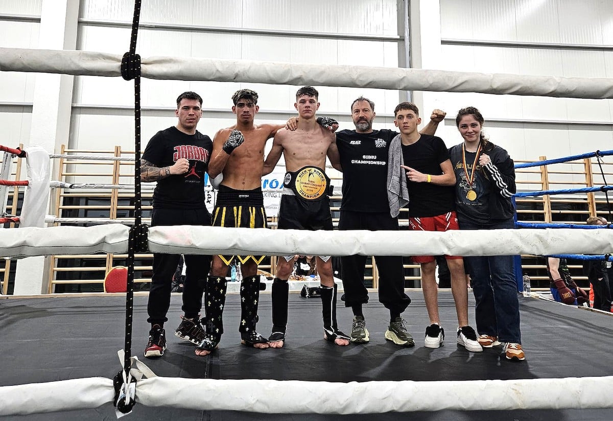 Răzvan Dăncăneț și copiii antrenați de el/Foto: Puma Club Sibiu