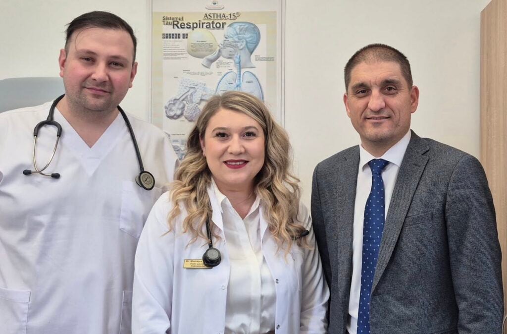 Programările se pot face telefonic, online sau direct la fișierul dispensarului TBC de pe strada Morilor. Sursa foto: Spitalul TBC. De la stâga la dreapta dr. Vlad Dîrzu, dr. Simina Mustățea și managerul Cristian Roman