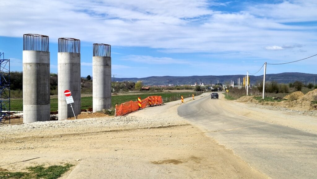 Intersecția cu una dintre intrările pe șantierul autostrăzii este singurul loc „mai dificil”. Dar nu va crea probleme. Sursa foto: turnulsfatului.ro
