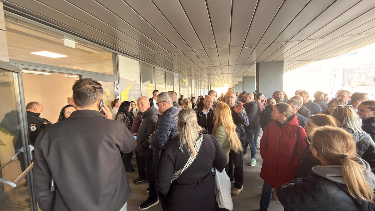 Zeci de sibieni nu au mai avut loc la dezbaterea pe tema jocurilor de noroc. Sursa foto: turnulsfatului.ro