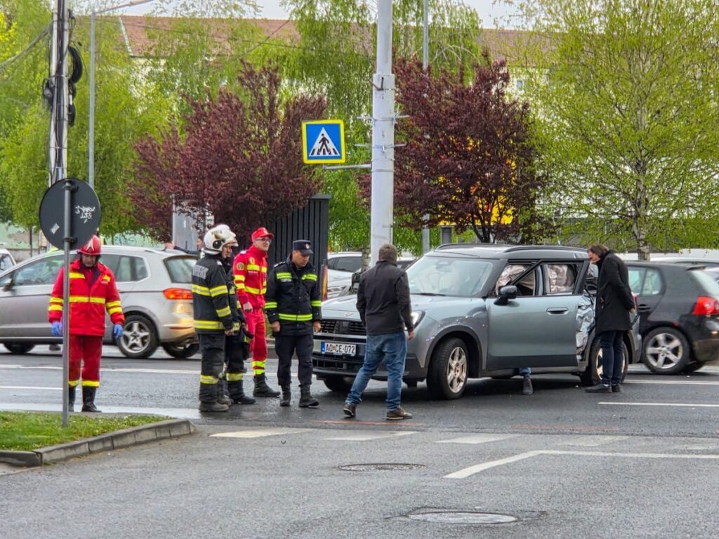 Autobuzul a putut fi mutat la scurt timp după accident. Foto: turnulsfatului.ro