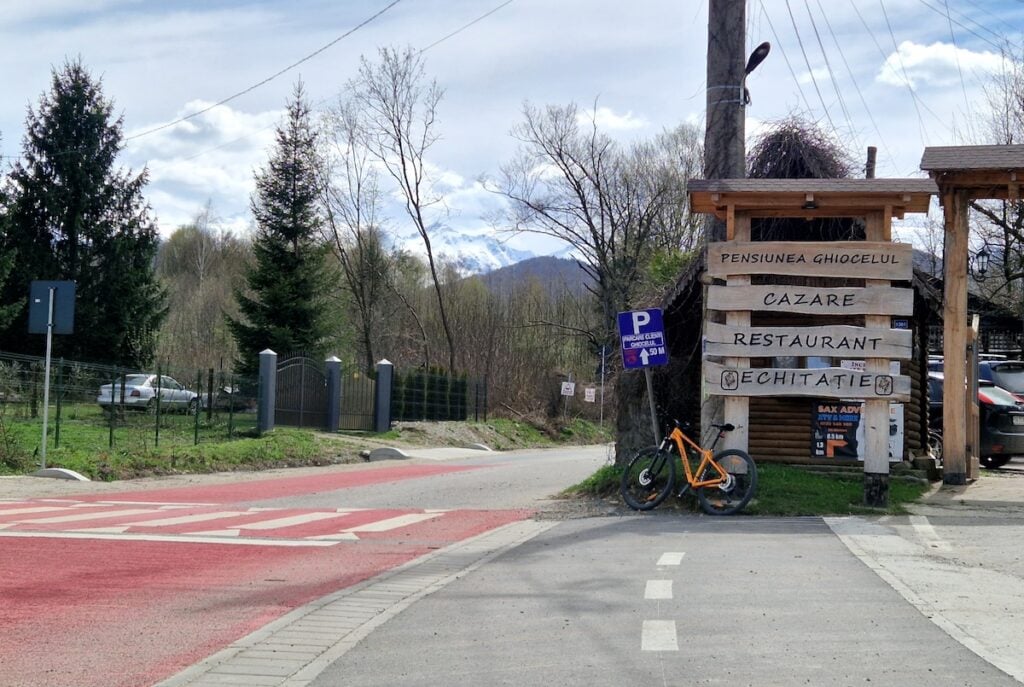 Atât la dus, cât și la întors, pista se termină într-un gard. Sursa foto: turnulsfatului.ro