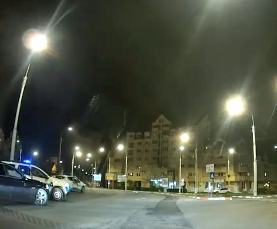 Urmărirea s-a încheiat cu un accident înainte de giratori. Sursa foto: captură video Info Trafic Sibiu