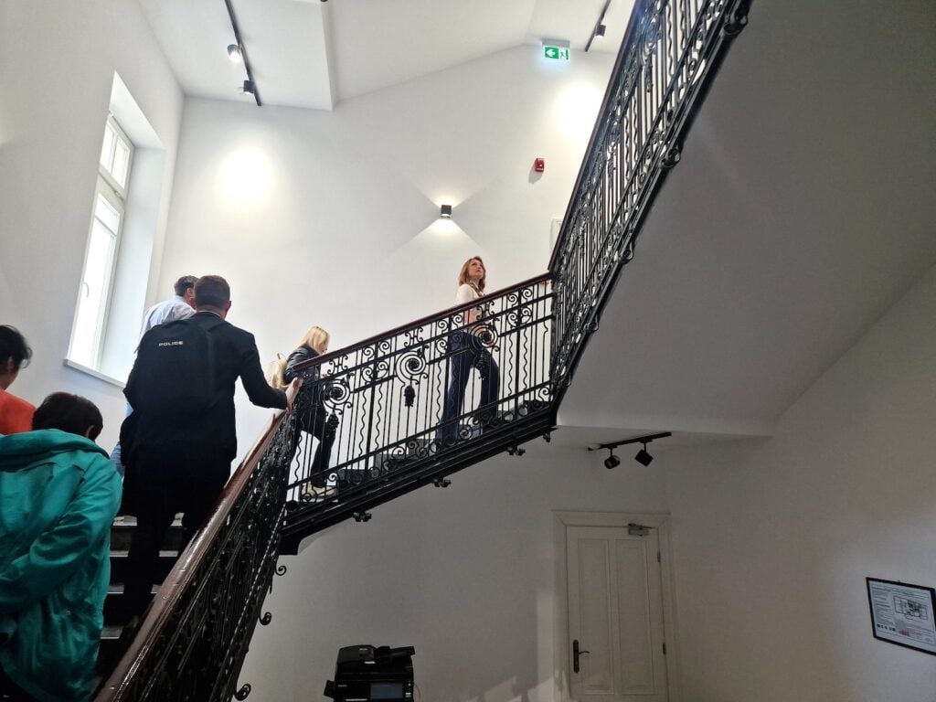 Deși a fost amenajat lift, Cîmpean își îndeamnă colegii să folosească scările interioare. Foto: turnulsfatului.ro