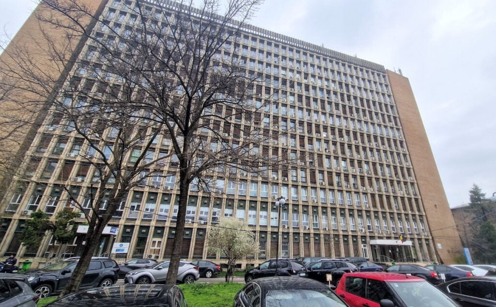 cladire birouri geamuri primavara