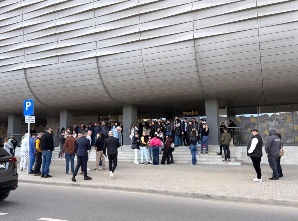 Sibienii au ocupat locurile de la stadion cu jumătate de oră înainte de începerea dezbaterii. Foto: turnulsfatului.ro