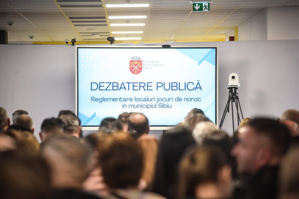 Dezbaterea publică a avut loc marți după-amiază, într-o sală a Stadionului municipal Sibiu. Foto: Silvana Armat / turnulsfatului.ro