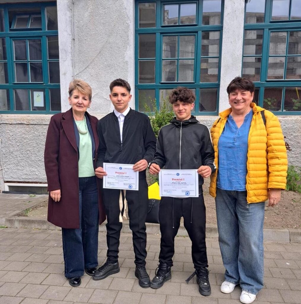 De la stânga, la dreapta: prof. Anca Florea, Alexandru Cristian Iouras, Alexandru Marius Bolboacă și Claudia Farcaș