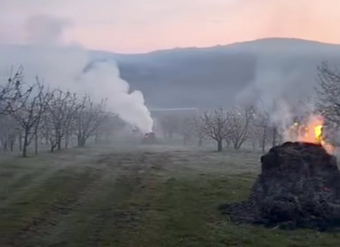 Focul a fost pornit pentru a domili frigul de dinainte de răsărit. Sursa foto: captură video