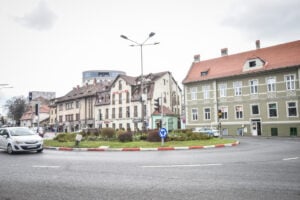Semafoarele din sensurile giratorii vor fi pornite zilele următoare. Foto: arhiva turunulsfatului.ro