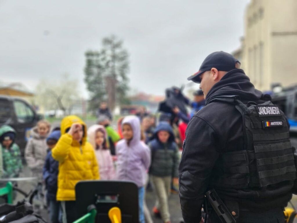 Copiilor le-a fost pregătit un traseu aplicativ, pe care l-au parcurs cu succes. Sursa foto: Inspectoratul de Jandarmi