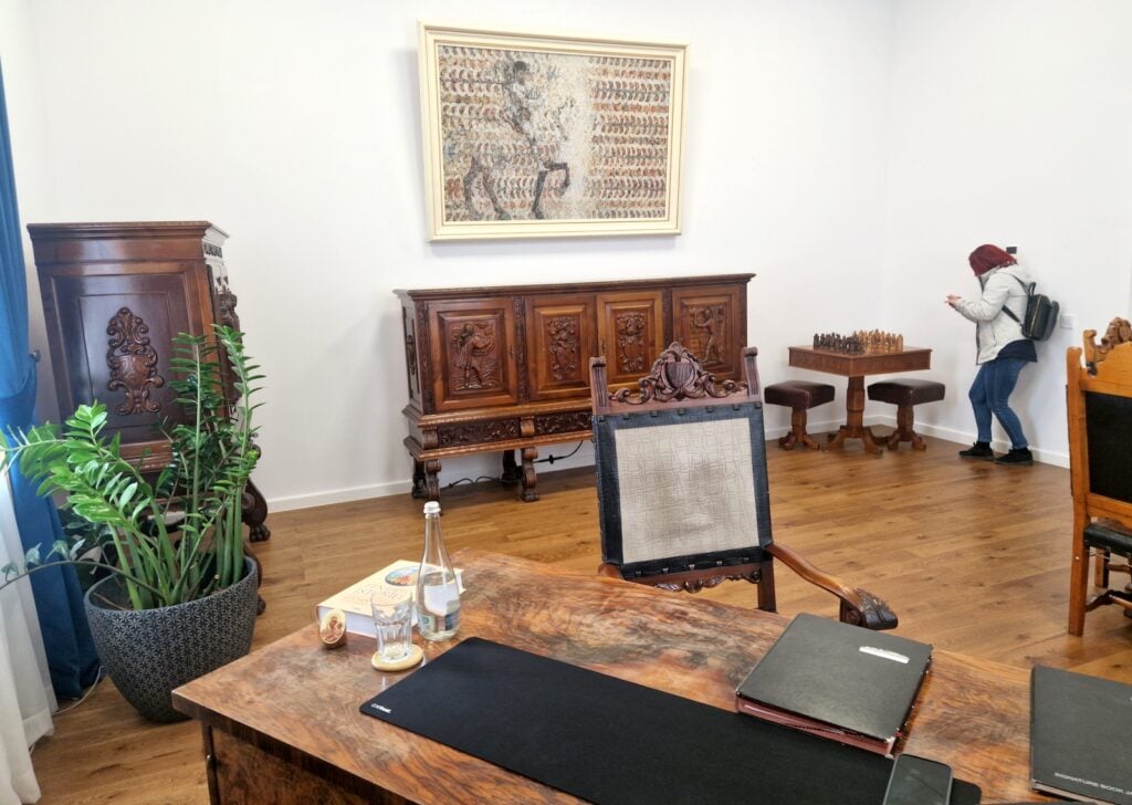 În biroul președintei CJ Sibiu a rămas mobilierul folosit de Nicu Ceaușescu. Foto: turnulsfatului.ro