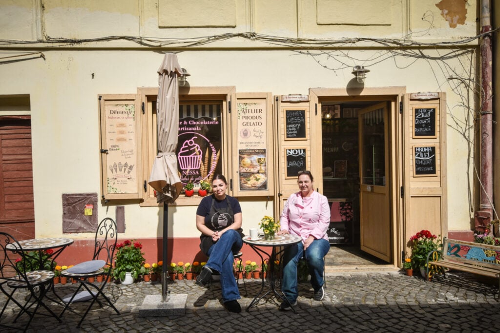Oana Vaschi și fiica ei/Foto: turnulsfatului.ro/Silvana Armat