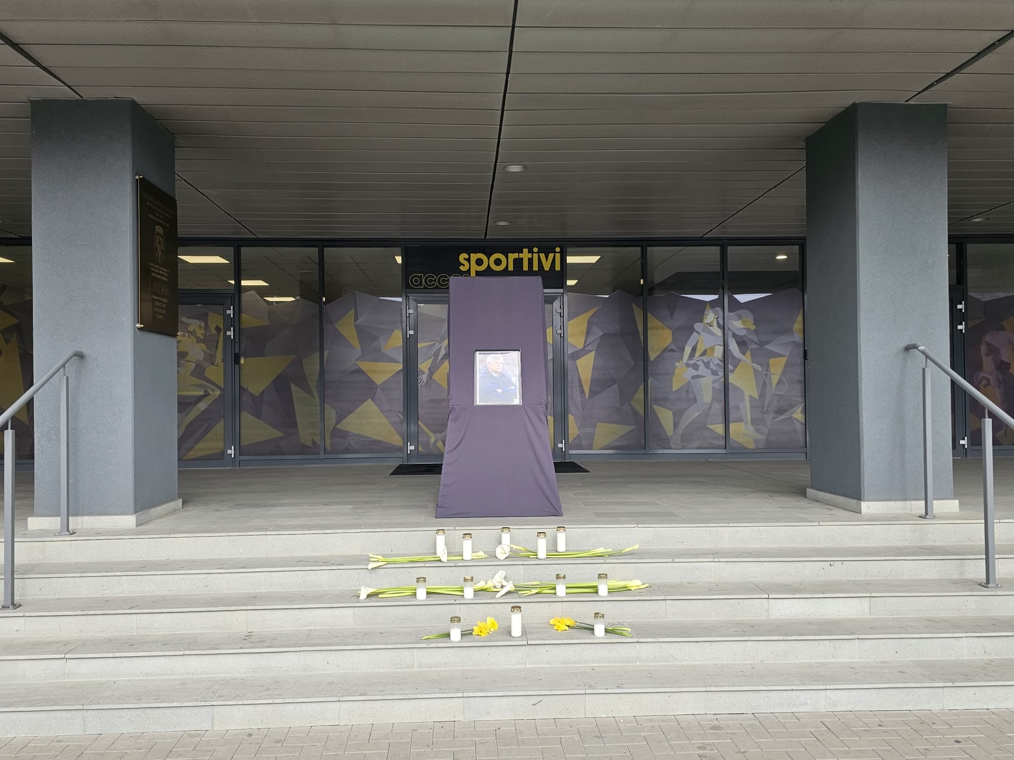 Sibienii pot aduce un ultim omagiu lui Mircea Lucescu la Stadionul municipal. Foto: Primăria Sibiu