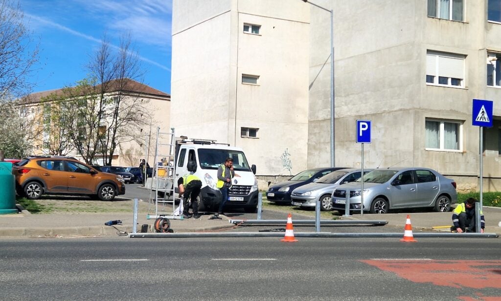 Ieșirea în Calea Cisnădiei de pe aleea paralelă cu strada Siretului a fost blocată de marți. Foto: turnulsfatului.ro
