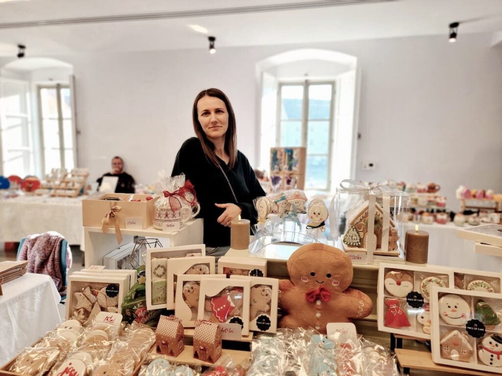 Tamara și turtele dulci făcute de ea. Foto: Arhiva Personală