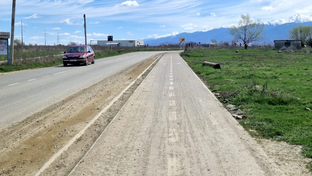 Primii doi km sunt acoperiți cu pietriș și praf de la lucrările autostrăzii. Sursa foto: turnulsfatului.ro