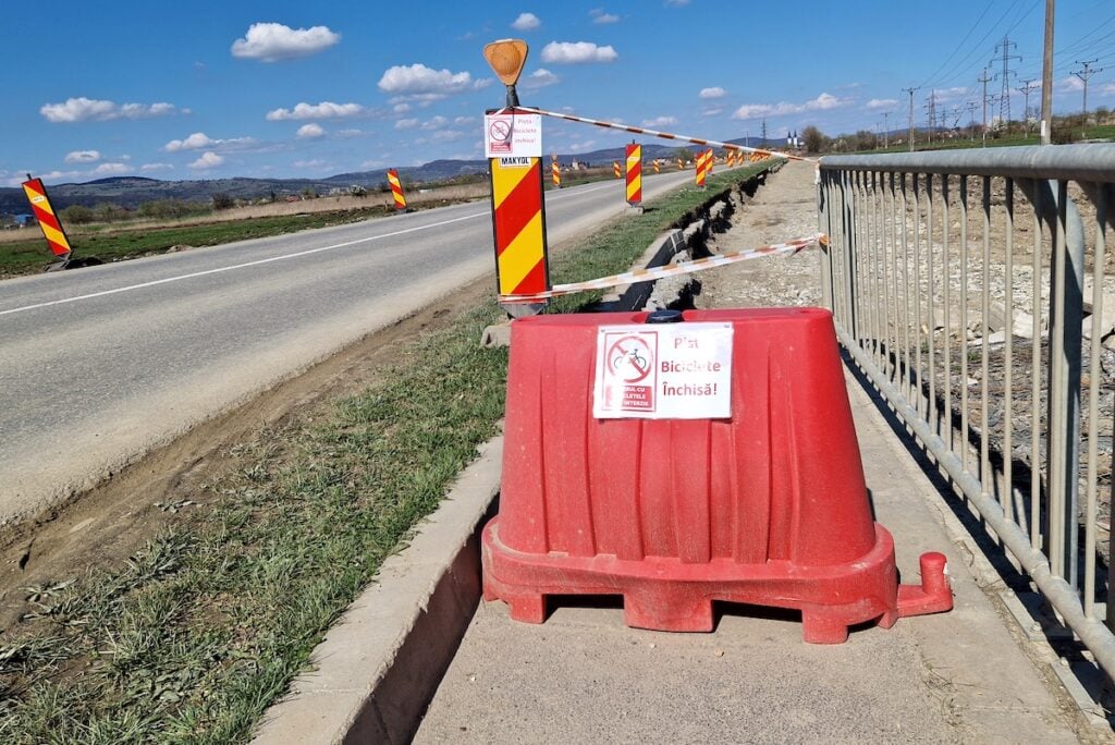 Pista a fost desființată pentru a face loc accesului pe viitoarea autostradă. Sursa  foto: turnulsfatului.ro