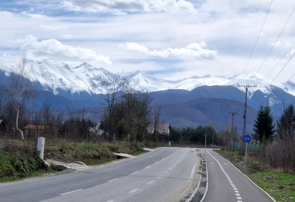 pista biciclete munti fundal