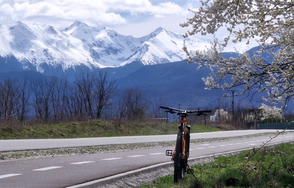 Pista de biciclete de pe Valea Avrigului are cea mai frumoasă priveliște. Sursa foto: turnulsfatului.ro