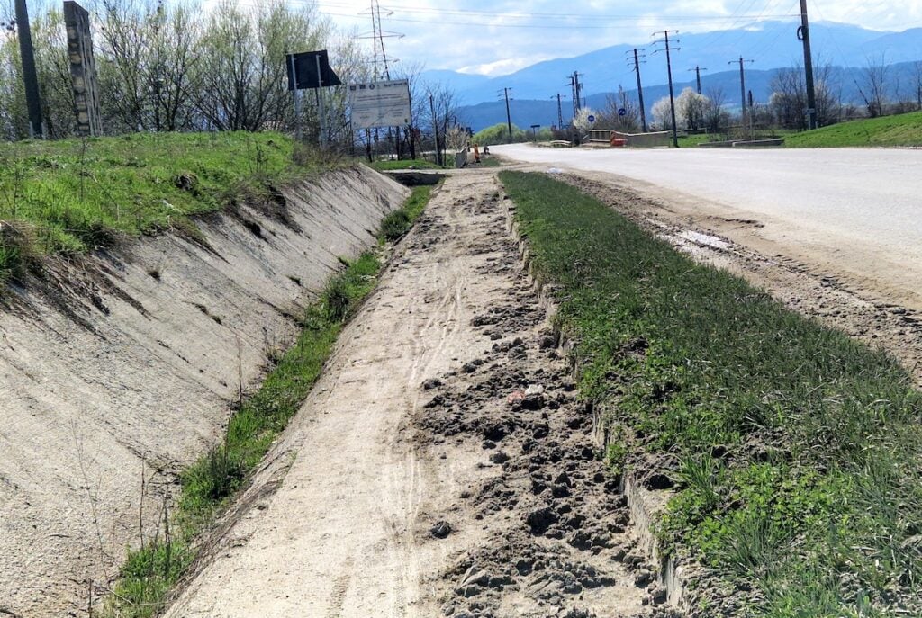 Chiar și în zonele în care nu a fost desființată, circulația pe pistă este dificilă din cauza noroiului. Sursa foto: turnulsfatului.ro