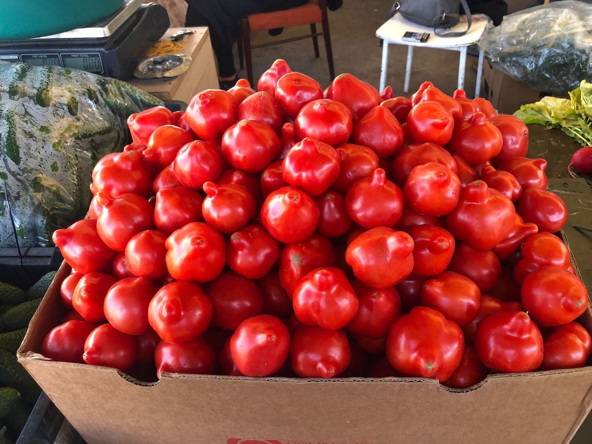 Roșii românești în Piața Cibin/Foto: turnulsfatului.ro