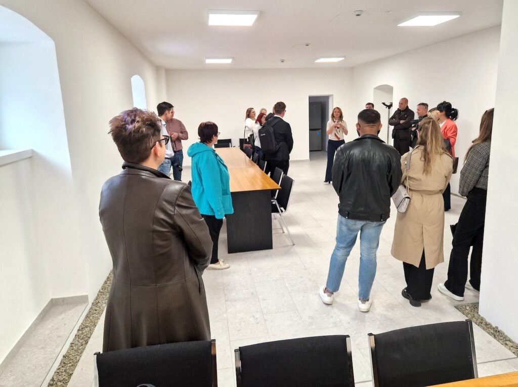 La demisol a fost amenajată o sală de mese și spațiu de socializare. Foto: turnulsfatului.ro