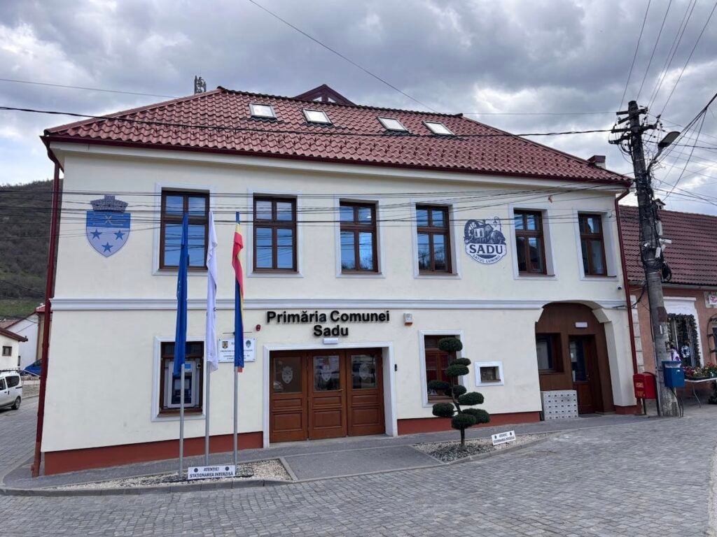 Primăria Sadu și-a reluat activitatea într-un sediu modernizat/Foto: Comuna Sadu/Facebok