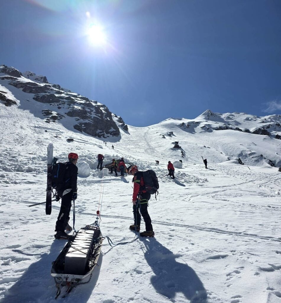 Borna a fost transportată cu ajutorul colegilor din Brașov. Sursa foto: Salvamont Sibiu