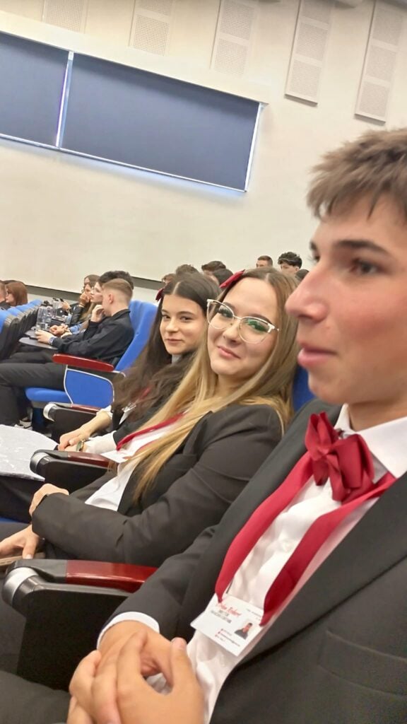 Elevi colegiul economic11
